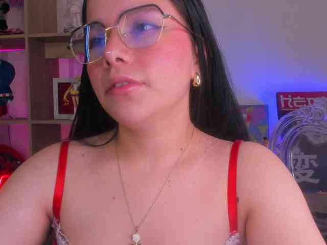 Mia_Moralez webcam