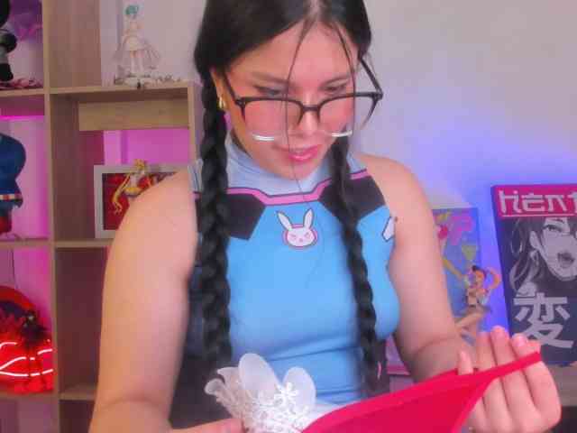 Mia_Moralez webcam