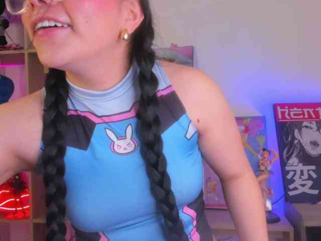 Mia_Moralez webcam