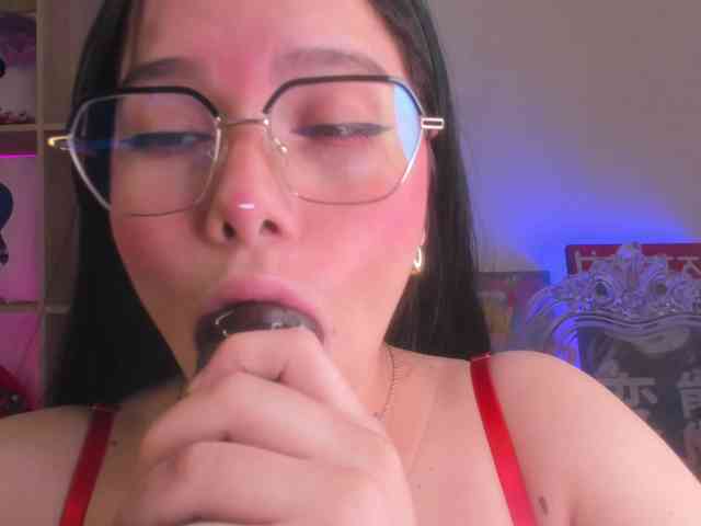 Mia_Moralez webcam