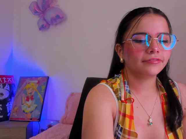 Mia_Moralez webcam