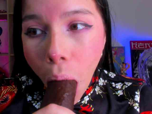 Mia_Moralez webcam