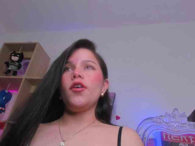 Mia_Moralez webcam