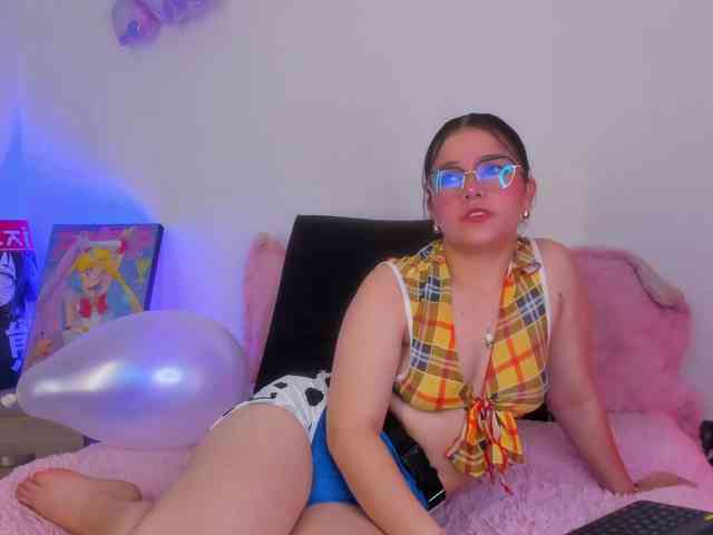 Mia_Moralez webcam