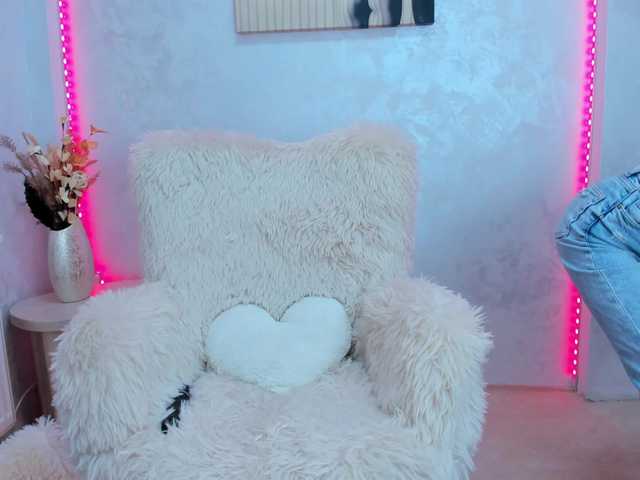 Paris-x-Hilton's BongaCams show and profile