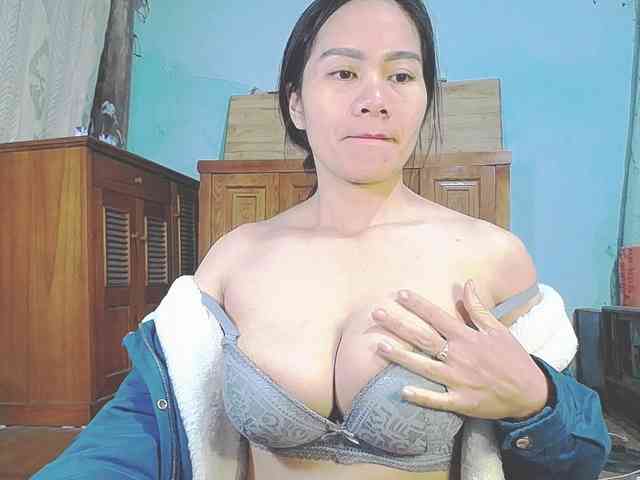 EllaShow93 Live Webcam on BongaCams