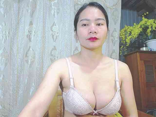 EllaShow93 Live Webcam on BongaCams