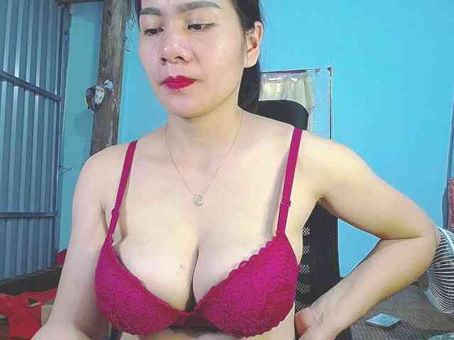 EllaShow93 Live Webcam on BongaCams