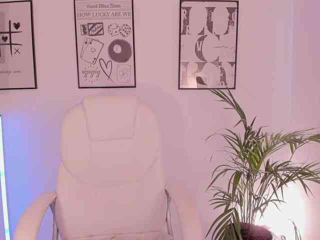 NiaEvans webcam