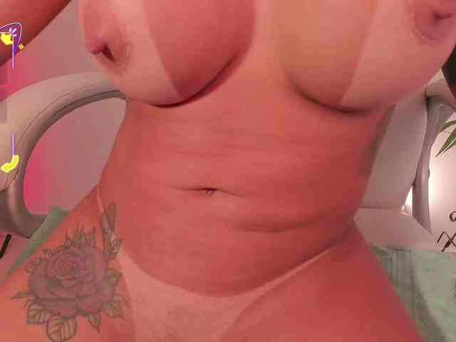 NiaEvans webcam