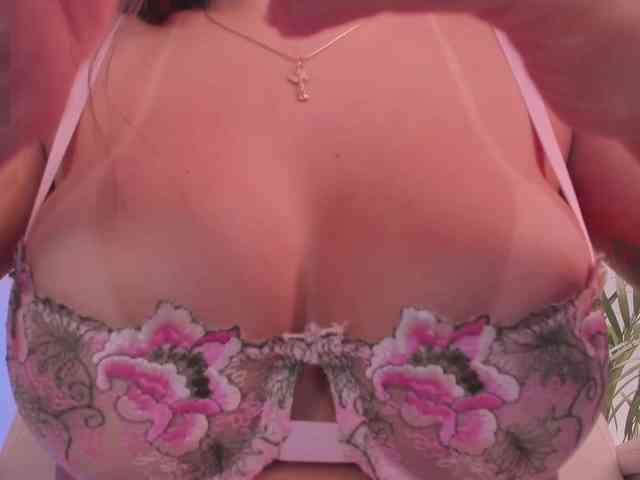 NiaEvans webcam
