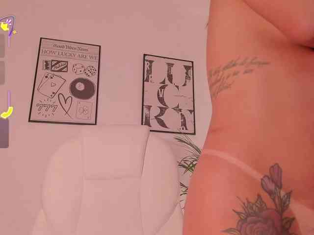 NiaEvans webcam