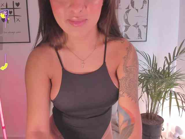 NiaEvans webcam