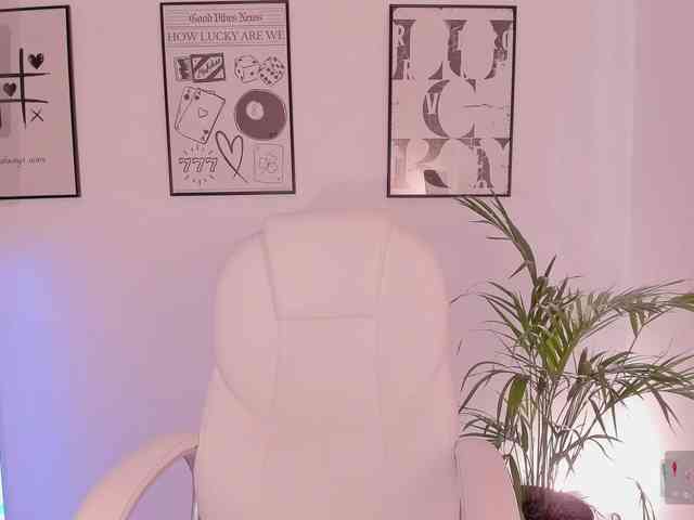 NiaEvans webcam