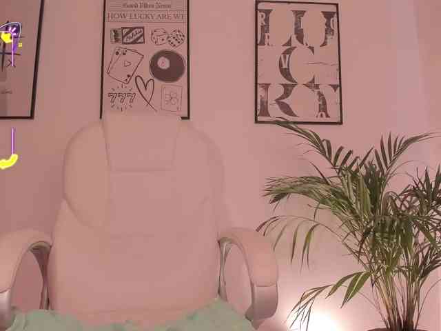 NiaEvans webcam