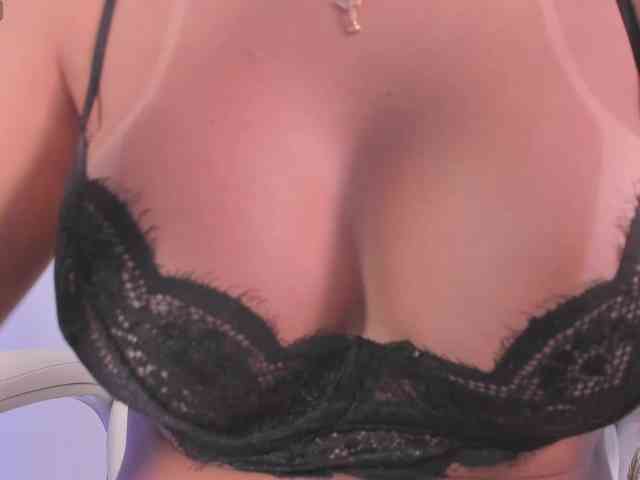 NiaEvans webcam