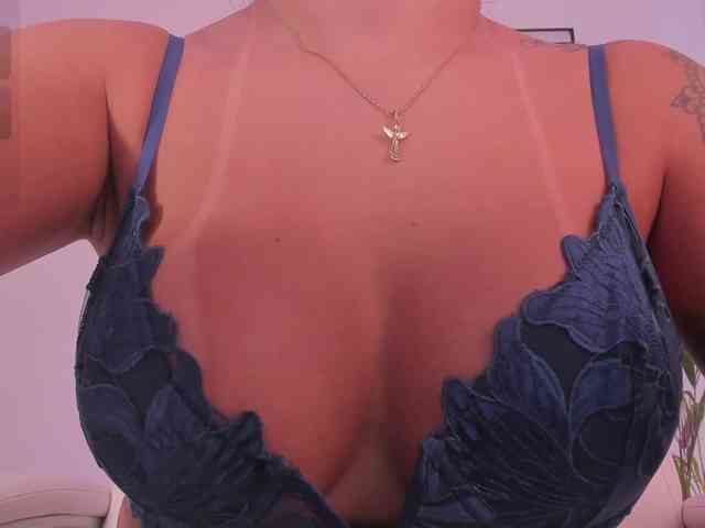 NiaEvans webcam