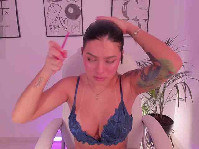 NiaEvans webcam