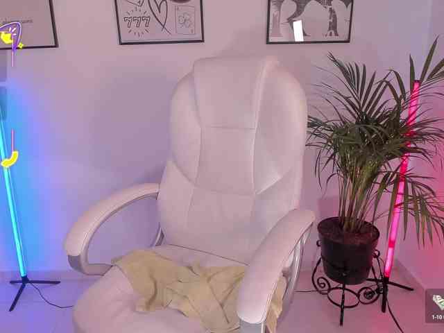 NiaEvans webcam