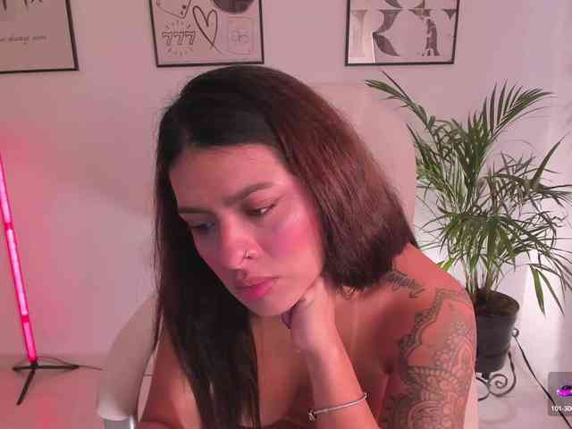 NiaEvans webcam