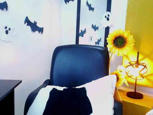 Lupita223 webcam