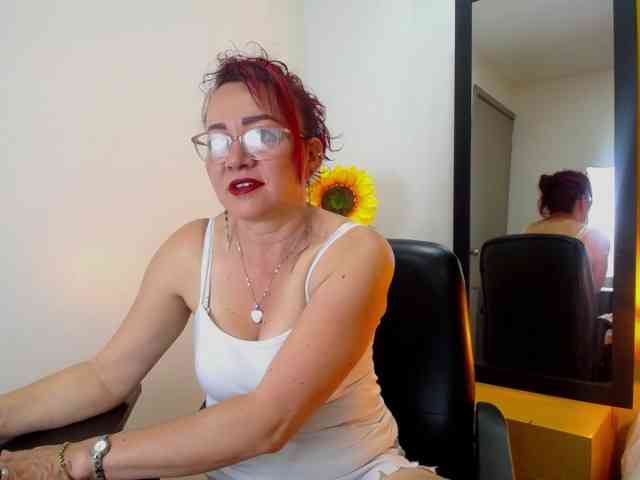 Lupita223 webcam