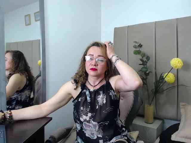Lupita223 webcam