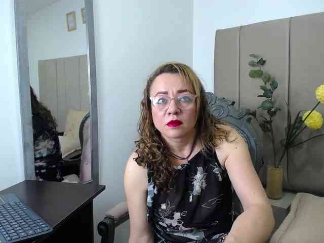 Lupita223 webcam