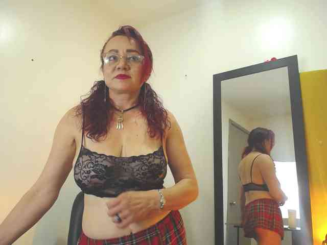 Lupita223 webcam