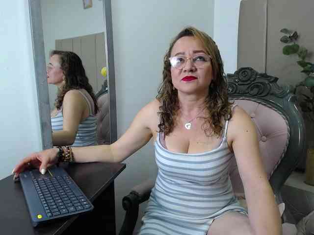 Lupita223 webcam