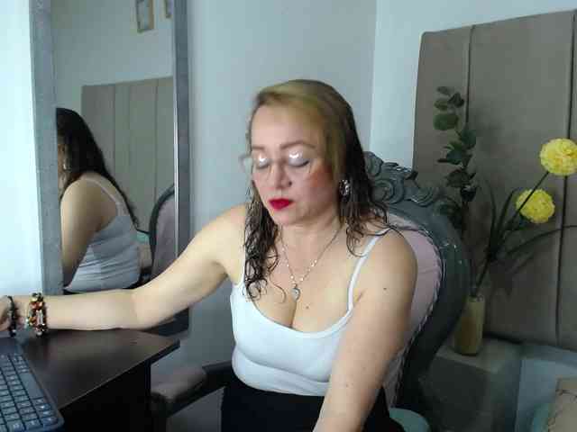 Lupita223 webcam