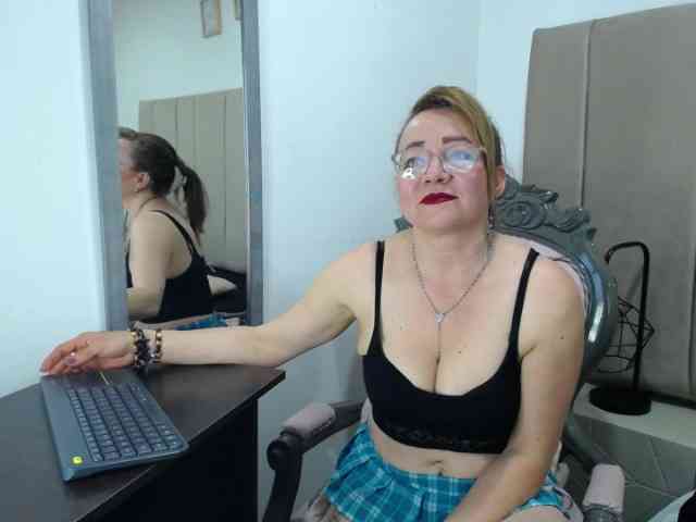 Lupita223 webcam