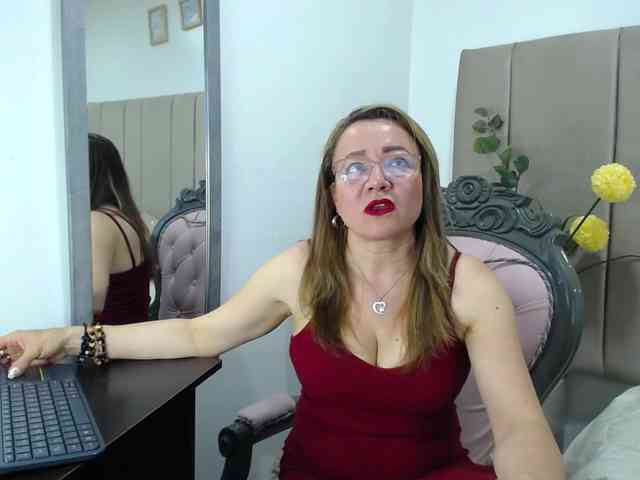 Lupita223 webcam