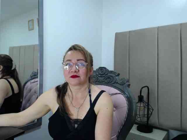 Lupita223 webcam
