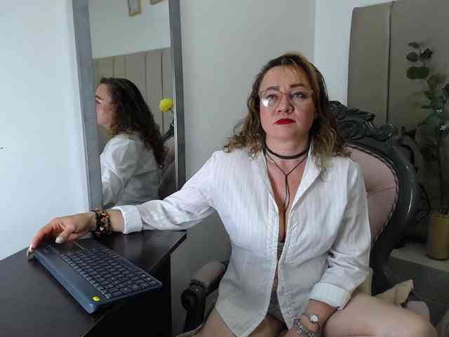 Lupita223 webcam