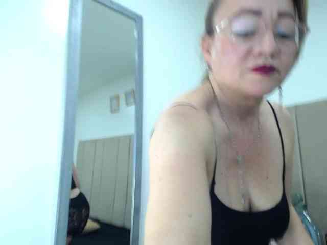 Lupita223 webcam