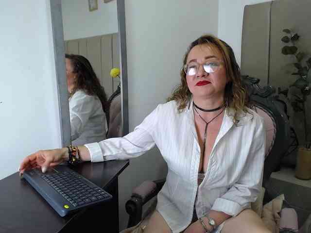 Lupita223 webcam
