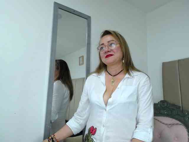 Lupita223 webcam