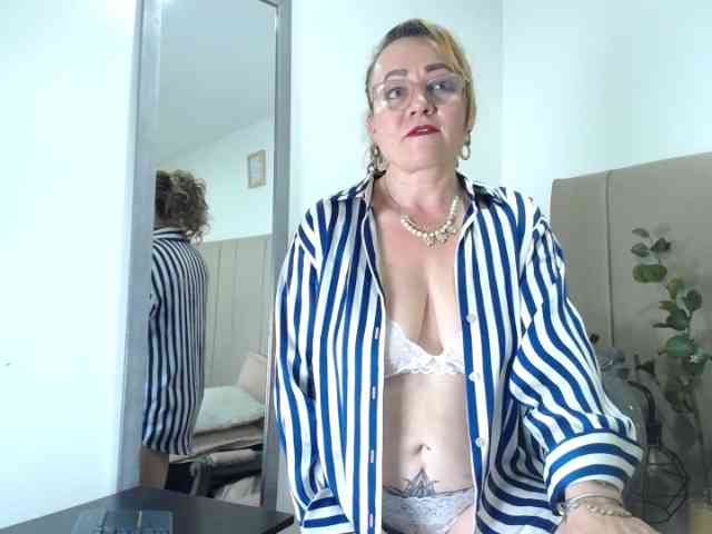 Lupita223 webcam