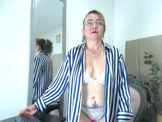 Lupita223 webcam
