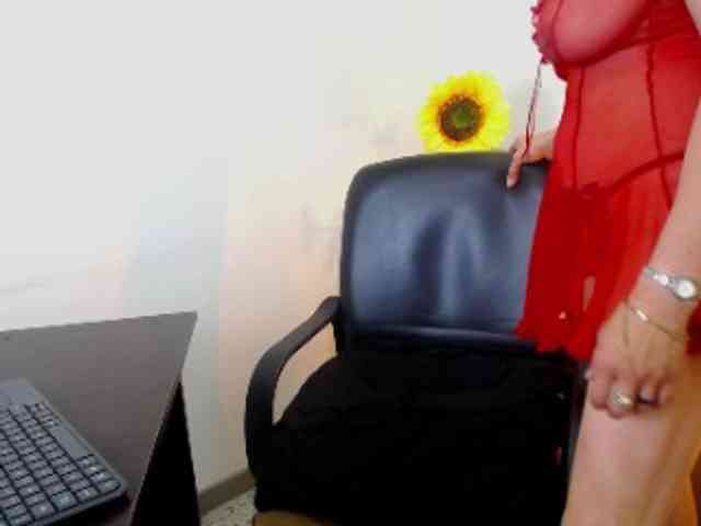 Lupita223 webcam