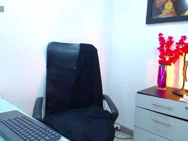Lupita223 webcam