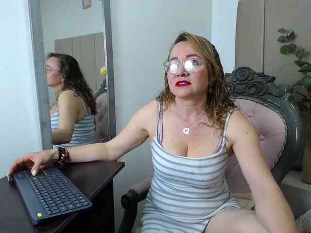 Lupita223 webcam