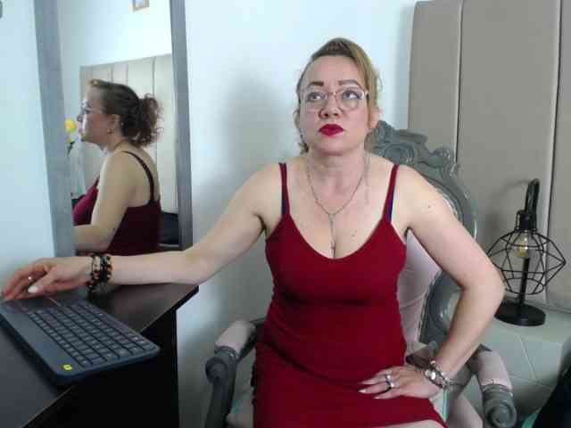 Lupita223 webcam