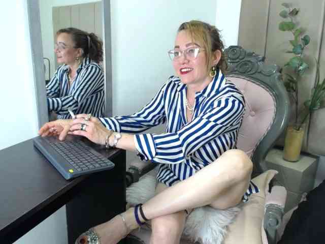 Lupita223 webcam