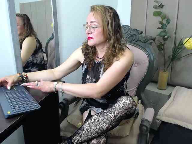 Lupita223 webcam