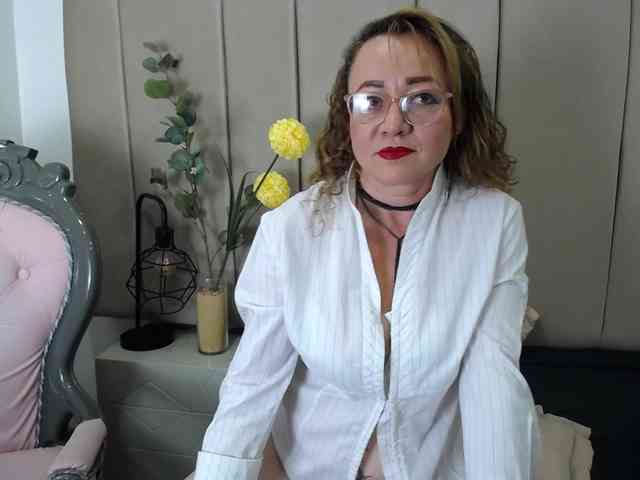 Lupita223 webcam
