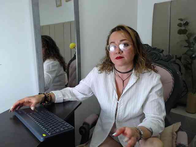 Lupita223 webcam