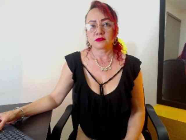 Lupita223 webcam