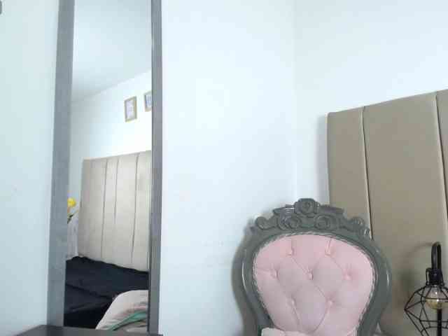 Lupita223 webcam